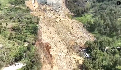 Peste 2.000 de persoane s-ar putea să fi fost îngropate de vii în urma alunecării de teren din Papua Noua Guinee, potrivit autorităţilor. Căutările sunt îngreunate de luptele dintre triburi - VIDEO