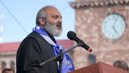 Presa oficială rusă relatează despre sute de arestări la protestele antiguvernamentale din Armenia, conduse de arhiepiscopul Bagrat Galstanian, care vrea să devină premier - VIDEO