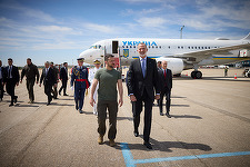 Zelenski a sosit în prima sa vizită în Spania, fiind întâmpinat pe aeroport de însuşi regele Felipe. Ce ar putea obţine de la Madrid în materie de armament - VIDEO