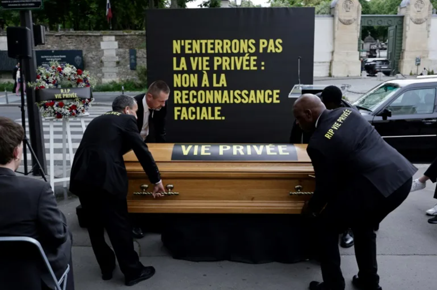 Amnesty International îngroapă simbolic ”viaţa personală” la Cimitirul Père-Lachaise, în semn de protest faţă de folosirea experimentală a videosupravegherii algoritmice la Jocurile Olimpice