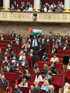Şedinţa parlamentului francez a fost întreruptă după ce un deputat a fluturat steagul palestinian. Deputatul a primit sancţiunea maximă permisă de regulament - VIDEO 