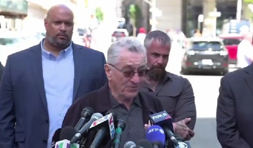 Robert De Niro, în faţa tribunalului unde are loc procesul lui Trump: "Am uitat lecţiile istoriei care ne-au arătat alţi clovni care nu au fost luaţi în serios până când n-au devenit dictatori" / Campania lui Trump răspunde: "Un actor expirat" - VIDEO