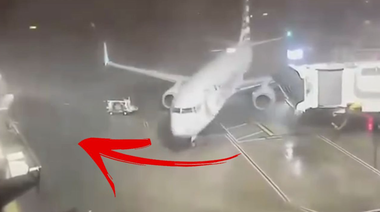 Un Boeing 737, luat de vânt, în Texas, înainte de îmbarcarea pasagerilor. Mai multe avioane afectate