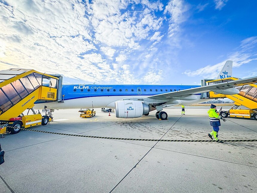 Moarte groaznică pe aeroportul Schiphol din Amsterdam. O persoană a fost aspirată de motorul pornit al unui avion