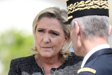 Marine Le Pen îl acuză pe Macron că vrea ”să intre în război direct” cu Rusia, o ”intrare mecanică într-un război mondial”. Ea se opune ca Ucraina să fie autorizată să atace în Rusia şi spune că Macron se pregăteşte să trimită trupe franceze în Ucraina