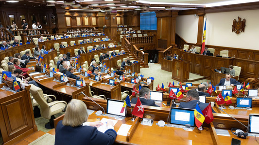 Parlamentul de la Chişinău denunţă "genocidul" rusesc din Ucraina. Partidele opoziţiei proruse au refuzat să participe la vot