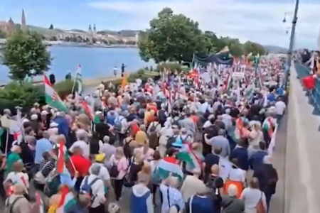 Ungaria: Zeci de mii de oameni s-au adunat pentru a-şi arăta susţinerea faţă de Orban. "Europa trebuie să fie împiedicată să se grăbească spre război. Sunt anunţuri zilnice de predare a unui nou tronson din drumul spre iad"- VIDEO