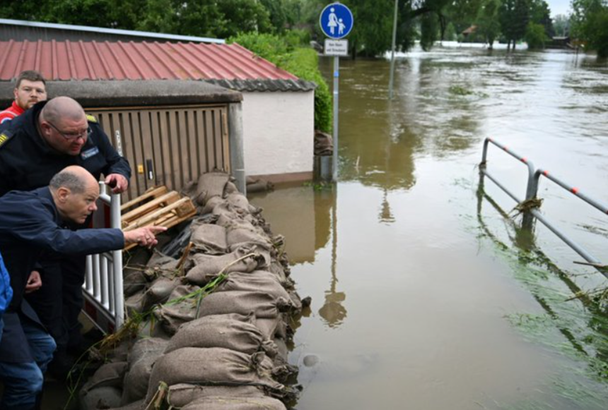 Olaf Scholz arată cu degetul modificările climatice în inundaţiile din Germania. Mii de persoane, evacuate în continuare. Un raport arată că previziunile Guvernului german, subestimate, în domeniul emisiilor de gaze cu efect de seră până în 2030 sunt nerealiste