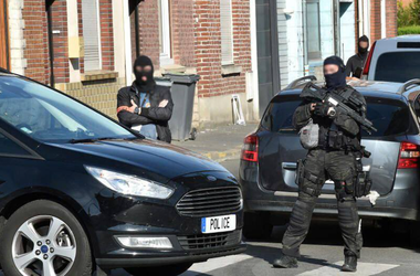 Tânăr ucrainean prorus, arestat la Roissy după ce a fost rănit de un dispozitiv exploziv improvizat în camera de hotel. El este suspectat că voia să comită un atentat
