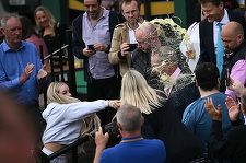 O tânără, inculpată de agresiune în Regatul Unit după ce aruncă cu milkshake de banane în Nigel Farage, un candidat în alegerile legislative