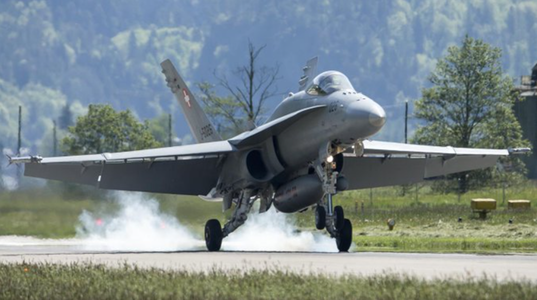 Forţele Aeriene elveţiene desfăşoară un exerciţiu, ”Alpha Uno”, de aterizare şi decolare de pe autostradă, un exerciţiu relativ curent în NATO