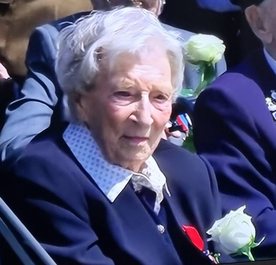 O britanică în vârstă de 104 ani a primit Legiunea de Onoare de la Emmanuel Macron - VIDEO