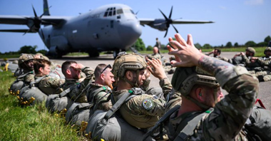 Militari britanici, controlaţi cordial de Vama franceză, după ce sar cu paraşuta în cadrul ceremoniilor de marcare a 80 de ani de la invazia Franţei de către Aliaţi