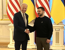 Biden îi cere scuze lui Zelenski pentru întârzierea adoptării în Congres a pachetului de ajutor pentru Ucraina