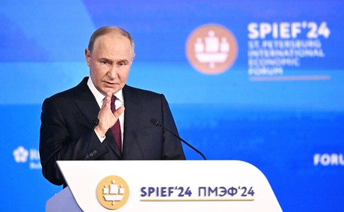 Putin nu exclude eventuale modificări ale doctrinei nucleare a Rusiei şi observă vulnerabilitatea Europei: "Nu are un sistem dezvoltat de avertizare anti-rachetă. Sunt mai mult sau mai puţin lipsiţi de apărare în acest sens"
