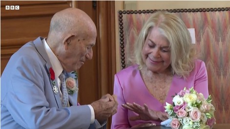 „Fluturi în stomac”. Un veteran de 100 de ani s-a căsătorit cu iubita sa de 96 de ani în Normandia, unde participase la debarcarea din Ziua Z - VIDEO