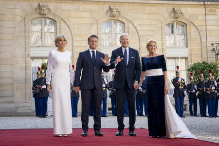 Laurent Macron, fratele lui Emmanuel Macron, şi soţia sa Sabine au atras privirile pe covorul roşu de la Élysée. Ei au fost invitaţi, alături de o serie de celebrităţi, la dineul de gală oferit în cinstea lui Joe Biden - FOTO
