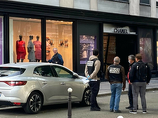 Un butic Chanel de la Paris, spart cu o maşină. Hoţii au fugit cu altă maşină, după ce au incendiat-o pe prima