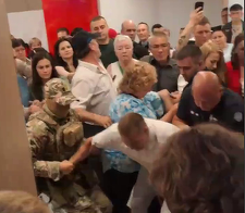 Scandal pe aeroportul din Chişinău făcut de susţinători ai lui Ilan Şor care se întorceau din Rusia. S-au îmbrâncit cu poliţiştii şi au strigat sloganuri împotriva Maiei Sandu