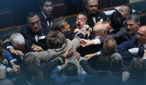 Scandal în Italia după o bătaie în Parlament. Deputatul M5S Leonardo Donno, scos în scaun cu rotile din hemiciclu şi spitalizat. El voia să-i pună la gât steagul Italiei ministrului Ligii Roberto Calderoli în semn de protest faţă de un proiect privind aut