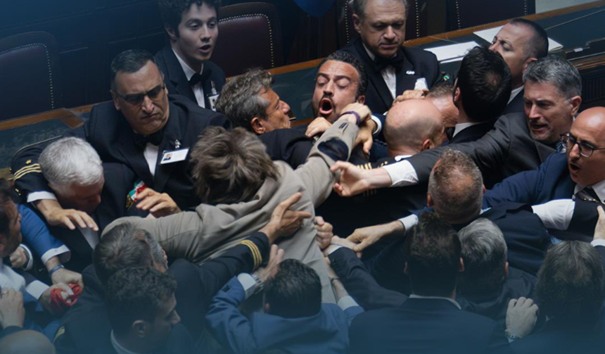 Scandal în Italia după o bătaie în Parlament. Deputatul M5S Leonardo Donno, scos în scaun cu rotile din hemiciclu şi spitalizat. El voia să-i pună la gât steagul Italiei ministrului Ligii Roberto Calderoli în semn de protest faţă de un proiect privind autonomia