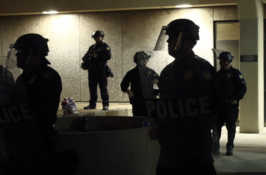Administraţia Biden denunţă într-un raport violenţe sistematice ale Poliţiei din Phoenix, pe care o acuză de privare de drepturi garantate de Constituţie. Ea le ia arma poliţiştilor care nu o folosesc suficient de mult