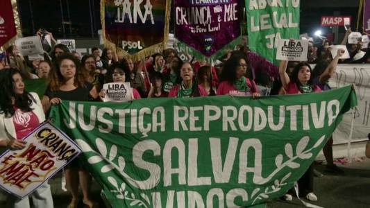 Marş al femeilor din Brazilia, în semn de protest faţă de un proiect de lege care înăspreşte interdicţiile privind avortul
