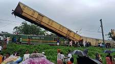 15 morţi şi zeci de răniţi, după ciocnirea a doua trenuri în India. Un vagon a rămas în poziţie aproape verticală, fiind proiectat peste celălalt tren - VIDEO, FOTO