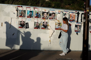 Zeci de ostatici sunt în viaţă în Fâşia Gaza, anunţă un negociator israelian. ”Nu îi putem lăsa acolo mult timp, vor muri”