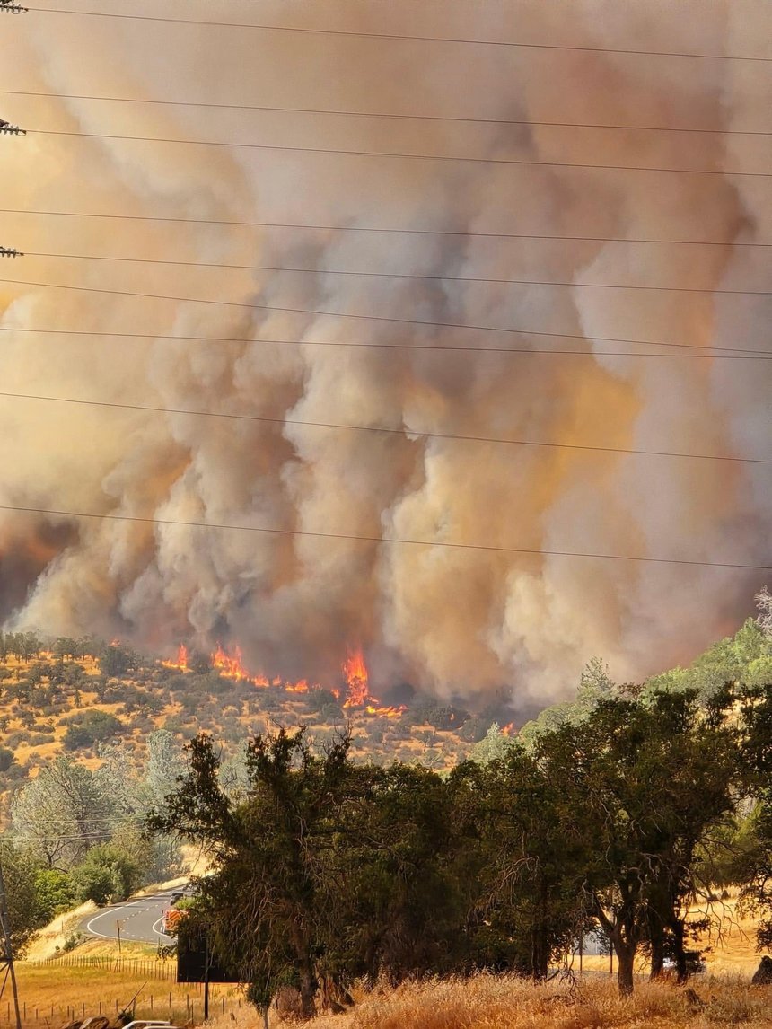 Incendiul de vegetaţie din California izolat doar în proporţie de 2% / 12.000 de acri afectaţi / Evacuările au continuat