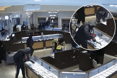 Douăzeci de bărbaţi în negru şi înarmaţi cu ciocane jefuiesc un magazin de bijuterii în mai puţin de două minute în SUA