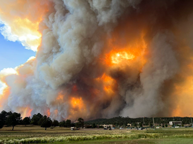 Cel puţin 7.000 de oameni evacuaţi în SUA din calea a două incendii în New Mexico. 500 de clădiri distruse de flăcări. Guvernatoarea Michelle Lujan Grisham declară starea de urgenţă
