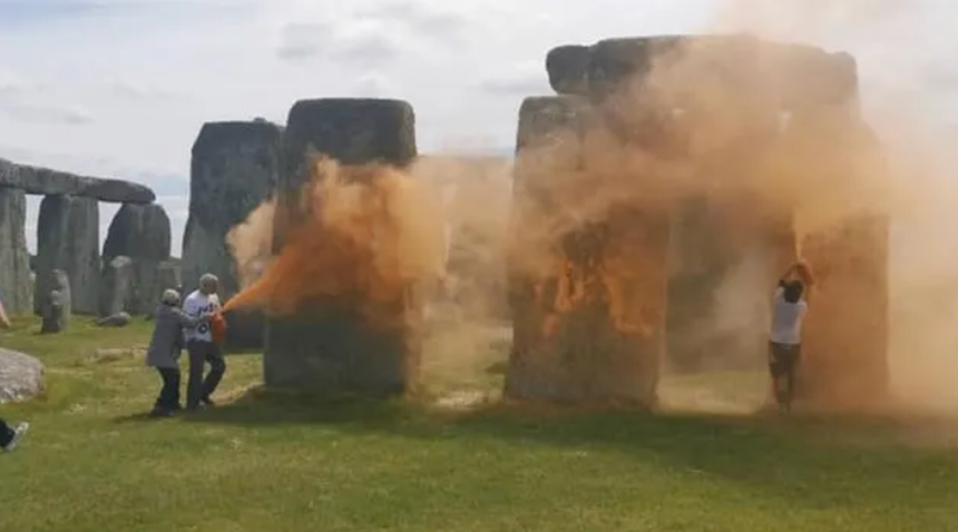 Activişti de la Just Stop Oil stropesc cu amidon de porumb megaliţii de la Stonehenge în semn de protest faţă de distrugerea mediului, cu  zi înainte de solstiţiul de vară