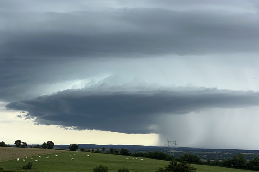 Furtuni violente, cu inundaţii, grindină, tornade şi ploi diluviene în mai multe departamente în Franţa