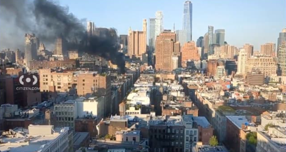 Incendiu important într-un imobil de cinci etaje în SoHo, în Manhattan. Un vecin încearcă să-l stingă cu un furtun de udat