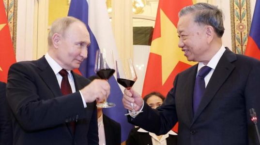 Vladimir Putin anunţă în Vietnam că are în vedere o schimbare a doctrinei privind folosirea armamentului nuclear