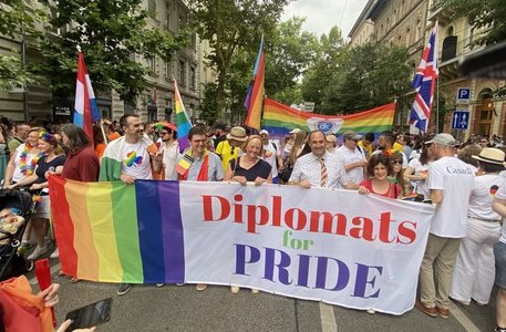 Mii de persoane, inclusiv ambasadorul SUA, l-au sfidat pe Viktor Orban şi s-au alăturat Budapest Pride pentru a protesta faţă de politicile sale anti-LGBTQ+