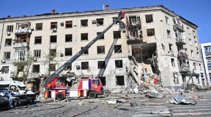 Trei morţi şi peste 55 de răniţi într-un atac rusesc cu bombe teleghidate în Harkov. Zelenski cere "decizii puternice din partea partenerilor"