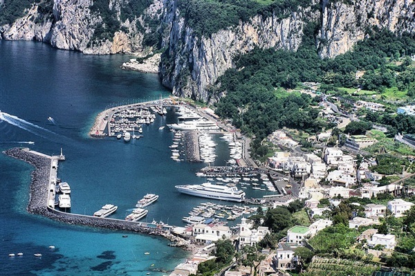 Italia: Interdicţia de intrare a turiştilor în insula Capri a fost ridicată