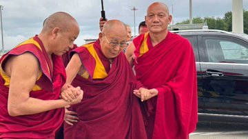 Dalai Lama a sosit la New York pentru un tratament medical. Considerat de China un separatist periculos, el face prima sa călătorie în SUA din 2017 - VIDEO