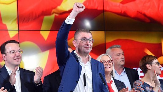 Parlamentul din Macedonia de Nord a aprobat un nou guvern de centru-dreapta după alegerile din mai. Hristijan Mickoski s-a angajat să continue eforturile de a conduce ţara spre UE