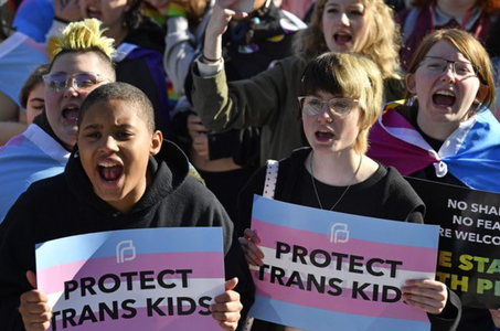 Curtea Supremă a SUA acceptă să se pronunţe asupra tratamentelor de tranziţie ale minorilor transsexuali