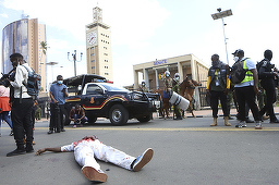 Mai mulţi morţi în Kenya în ciocniri între manifestanţi şi poliţie care trage cu gloanţe reale la Nairobi. Manifestanţi pătrund în Parlament, unde izbucneşte un incendiu. Manifestaţii în întreaga ţară împotriva creşterii taxelor printr-un proiect de lege 