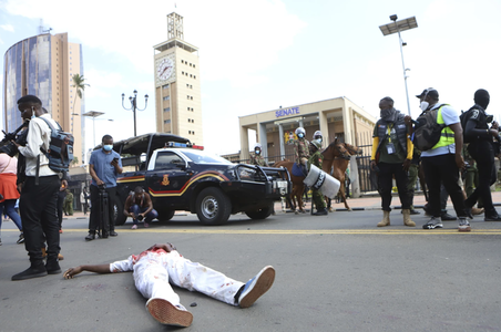 Mai mulţi morţi în Kenya în ciocniri între manifestanţi şi poliţie care trage cu gloanţe reale la Nairobi. Manifestanţi pătrund în Parlament, unde izbucneşte un incendiu. Manifestaţii în întreaga ţară împotriva creşterii taxelor printr-un proiect de lege 