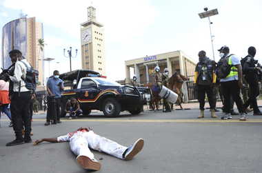 Mai mulţi morţi în Kenya în ciocniri între manifestanţi şi poliţie care trage cu gloanţe reale la Nairobi. Manifestanţi pătrund în Parlament, unde izbucneşte un incendiu. Manifestaţii în întreaga ţară împotriva creşterii taxelor printr-un proiect de lege a bugetului