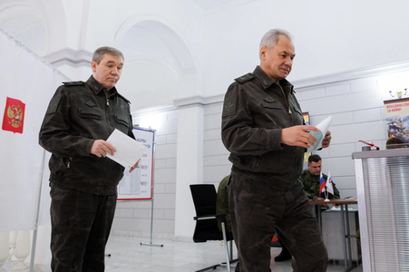 Kremlinul respinge drept ”absurde” mandatele de arestare emise de CPI pe numele lui Gherasimov şi Şoigu