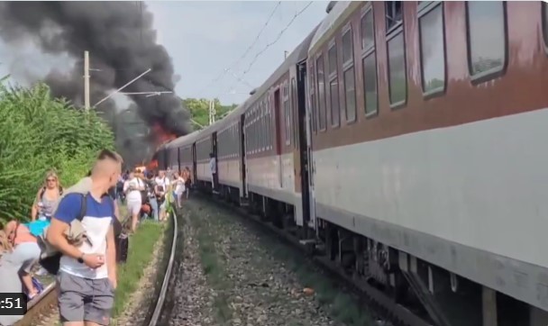 Cinci persoane au murit după ce un tren Eurocity s-a ciocnit cu un autobuz în Slovacia. Principala cale ferată care leagă Bratislava de Budapesta este închisă