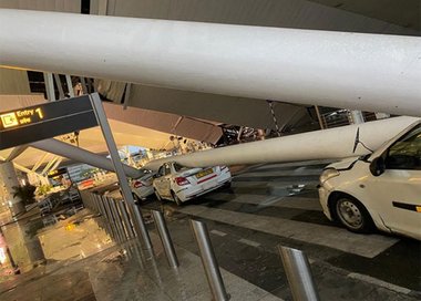 Acoperiş prăbuşit la Aeroportul din New Delhi – o persoană a murit/ Decolări anulate - FOTO