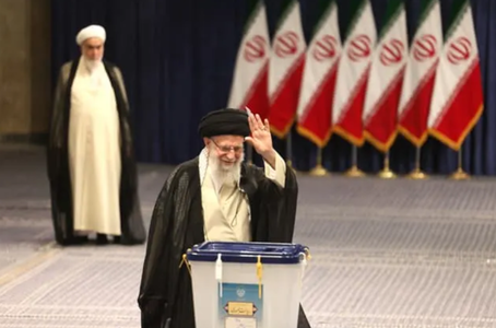 Un reformator vrea să creeze o surpriză în alegerile prezidenţiale iraniene indecise
