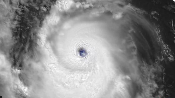 Beryl, cel mai timpuriu uragan de categoria 4 înregistrat vreodată, aduce rafale periculoase în Caraibe